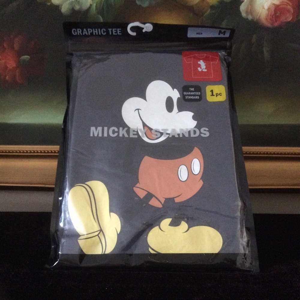 NWT Uniqlo Men's Disney Mickey Stands T-Shirt Graphic Tee Short Sleeve N…